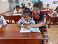 Cô trò Trường Tiểu học - THCS A Xing, xã Lìa, Quảng Trị.