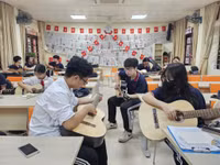 Học sinh Trường THCS&THPT Sư phạm tham gia CLB Guitar.