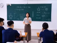 Cô trò Trường THCS-THPT Ban Mai (Hà Nội).