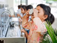 ‘Nước sạch cho em’ đến Ea Bar: Tiếp nối nguồn lực chăm lo điều kiện học đường