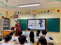 Cô trò Trường THCS Đống Đa (Kim Liên, Hà Nội).