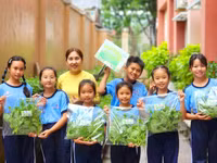 Học sinh Trường Tiểu học Đặng Trần Côn thực hành kỹ năng trồng trọt nông nghiệp ngay tại trường.