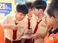 Dữ liệu giáo dục đại học minh bạch mang đến lợi ích cho cả nhà trường và người học. Trong ảnh là thí sinh tìm hiểu thông tin tuyển sinh của Trường Đại học Công nghệ TPHCM. Ảnh: HUTECH.