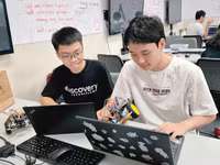 Các khóa học ngắn về lập trình là cầu nối giữa phổ thông và đại học, giúp công tác hướng nghiệp đi vào thực chất. Ảnh: NTCC