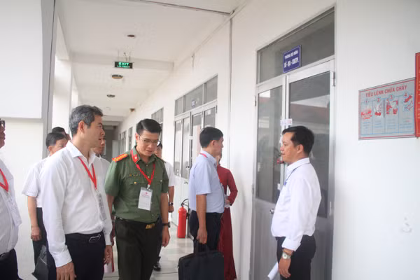 Đoàn công tác của Bộ GD&ĐT kiểm tra công tác chuẩn bị Kỳ thi tốt nghiệp THPT tại TP Cần Thơ.
