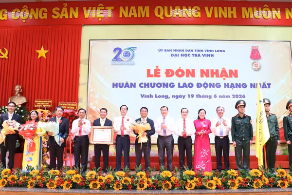Lãnh đạo Đại học Trà Vinh đón nhận Huân chương Lao động hạng Nhất.