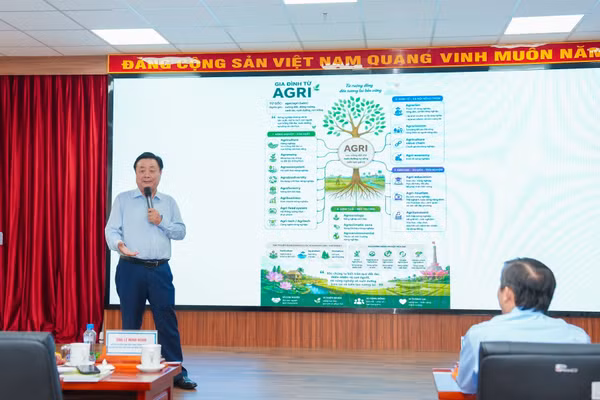 Nguyên Phó Chủ tịch Quốc hội Lê Minh Hoan chia sẻ cùng lãnh đạo, cán bộ, giảng viên Trường ĐH Đồng Tháp.