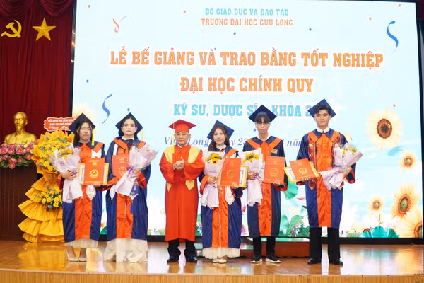 Nhà giáo ưu tú, PGS.TS Lương Minh Cừ, Bí thư Đảng ủy, Hiệu trưởng Trường ĐH Cửu Long trao giấy khen và bằng tốt nghiệp cho tân kỹ sư, dược sĩ tốt nghiệp loại Xuất sắc.