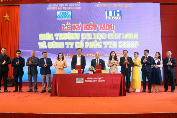 Lãnh đạo Trường ĐH Cửu Long và Công ty Cổ phần TTH Group thực hiện nghi thức ký kết hợp tác.