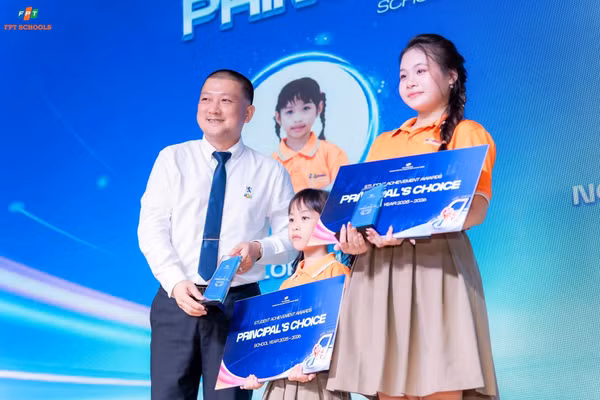 Thầy Trần Thanh Danh - Giám đốc điều hành Trường Tiểu học, THCS và THPT FPT Sóc Trăng vinh danh học sinh.