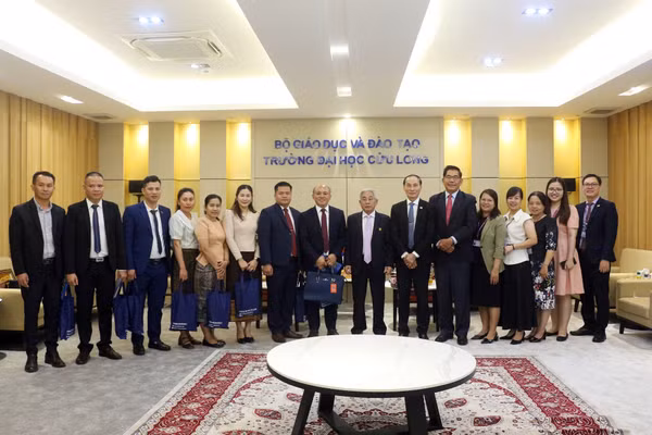 Đoàn công tác của lãnh đạo Sở Ngoại vụ tỉnh Champasak (Lào) thăm và làm việc tại Trường ĐH Cửu Long.