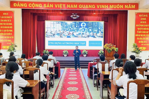 HS Trường THPT Hoàng Diệu, phường Phú Lợi (TP Cần Thơ) nghe chia sẻ về chuyển đổi số và trí tuệ nhân tạo. Ảnh: X Lương.