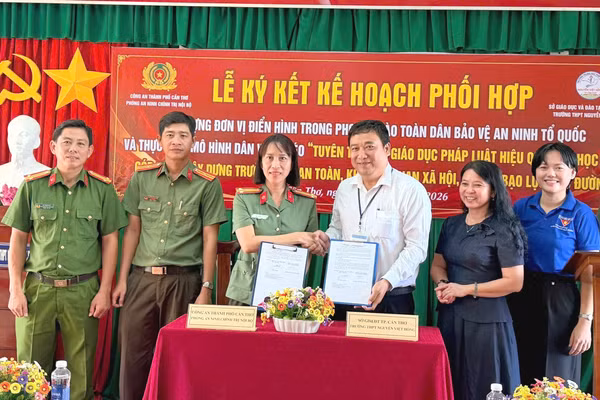 Đại diện lãnh đạo Phòng An ninh chính trị nội bộ (Công an TP Cần Thơ) và Trường THPT Nguyễn Việt Hồng ký kết.