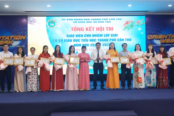 Ban Tổ chức trao giải Nhất cho các giáo viên.