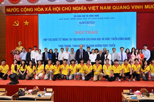 Đại biểu tham gia Hội thảo chụp ảnh lưu niệm.