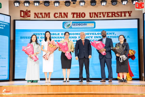 Lãnh đạo Trường ĐH Nam Cần Thơ tặng hoa các diễn giả tại Hội thảo.