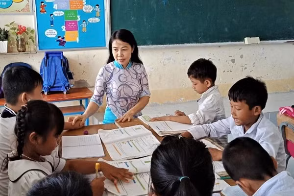Cô Đỗ Thị Hồi cùng các em học sinh trong giờ lên lớp.