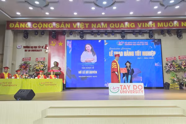 Thầy thuốc ưu tú, GS.TS Trần Công Luận, Hiệu trưởng Trường ĐH Tây Đô trao bằng tốt nghiệp cho tân khoa.