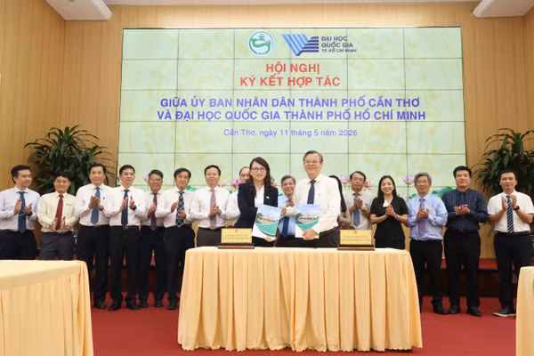 Lãnh đạo UBND TP Cần Thơ và Đại học Quốc gia TPHCM ký kết hợp tác chiến lược.