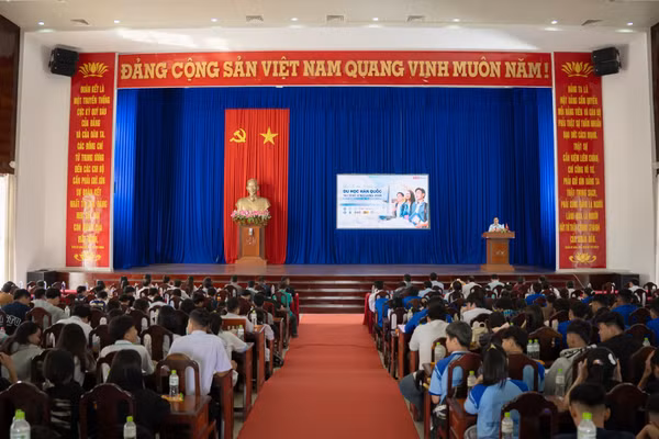 Chương trình tư vấn hướng nghiệp du học tại Vĩnh Long thu hút hơn 200 học sinh tham gia.