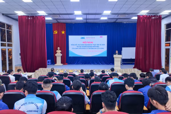 Quang cảnh Hội nghị tổng kết, rút kinh nghiệm đợt thực tập hè năm 2026.
