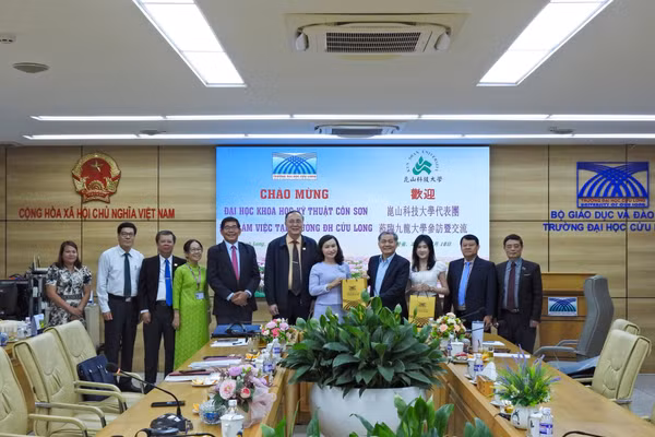 Đại biểu chụp ảnh lưu niệm.