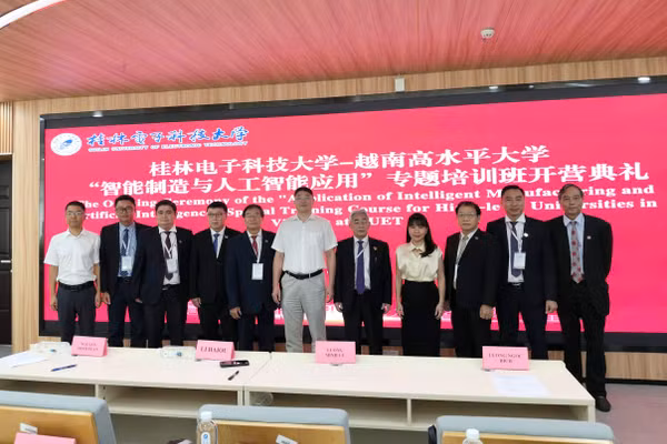 Đại biểu chụp ảnh lưu niệm tại buổi khai mạc Khóa đào tạo chuyên đề “Ứng dụng sản xuất thông minh và trí tuệ nhân tạo”.