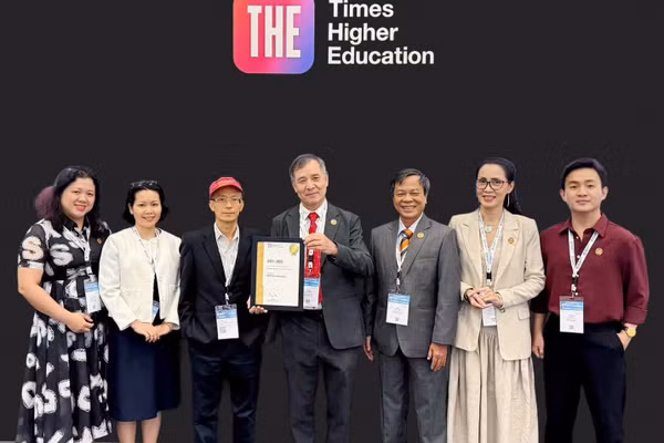 Lãnh đạo Trường Đại học FPT và đại diện cán bộ Nhà trường tại sự kiện công bố thứ hạng THE Impact Ratings 2026 tại Indonesia.