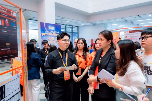 Đại diện đội thi trình bày nghiên cứu tại không gian trưng bày poster của vòng chung kết cuộc thi.