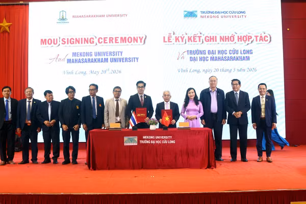 Lãnh đạo hai đơn vị thực hiện nghi thức ký Bản ghi nhớ hợp tác.