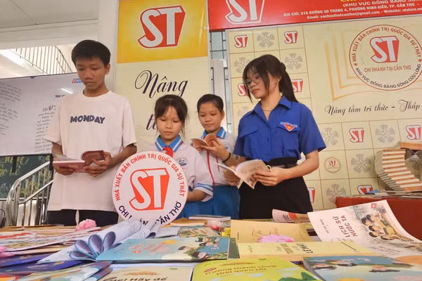 Học sinh tham gia Hội sách chào hè.