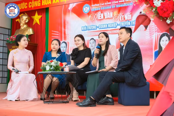 Các diễn giả chia sẻ tại diễn đàn.