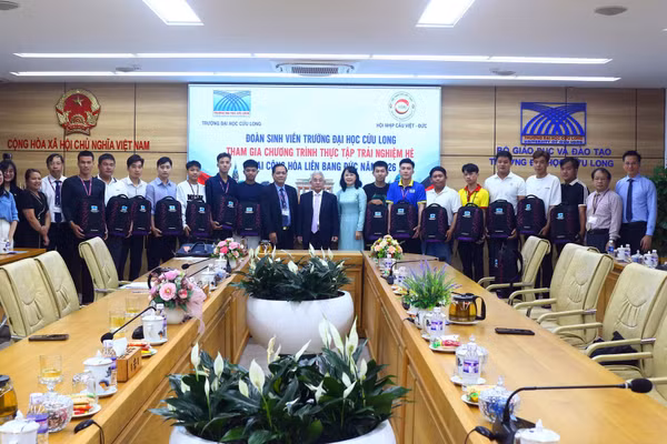 Lãnh đạo Trường ĐH Cửu Long trao quà và tiền mặt hỗ trợ SV đi thực tập ngắn hạn tại Cộng hòa Liên bang Đức.