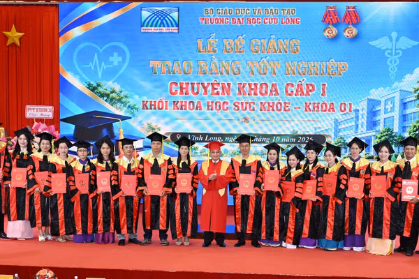 Nhà giáo ưu tú, PGS.TS Lương Minh Cừ, Bí thư Đảng ủy, Hiệu trưởng Trường ĐH Cửu Long chụp ảnh lưu niệm cùng tân chuyên khoa cấp I.