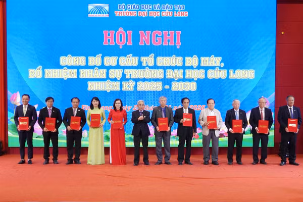 Nhà Giáo ưu tú, PGS.TS Lương Minh Cừ trao quyết định bổ nhiệm Trưởng khoa, nhiệm kỳ 2025 - 2030.