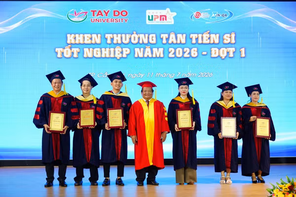 Lãnh đạo Trường Đại học Tây Đô khen thưởng các tân Tiến sĩ.