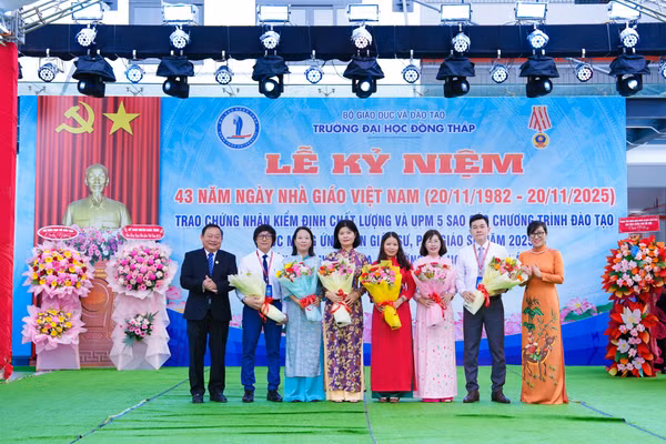 Trường ĐH Đồng Tháp đón chứng nhận UPM 5 sao. 