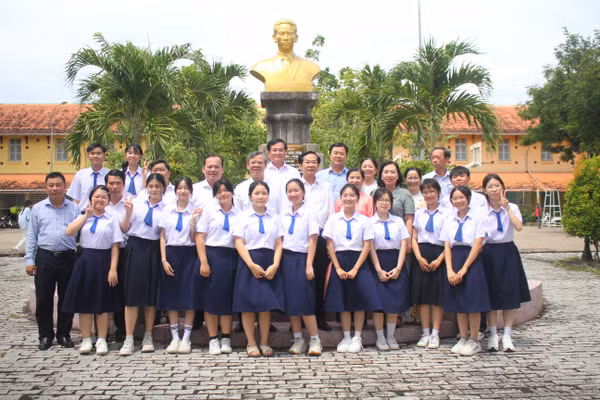 Đoàn công tác chụp ảnh cùng cán bộ, giáo viên, học sinh Trường THPT Châu Văn Liêm (phường Ninh Kiều).