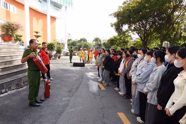 Cán bộ Phòng Cảnh sát PCCC&CNCH Công an tỉnh Vĩnh Long hướng dẫn sử dụng các loại bình chữa cháy mini.