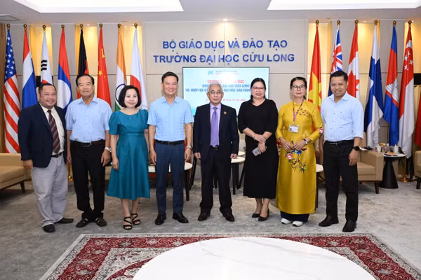 Đại biểu chụp ảnh lưu niệm.