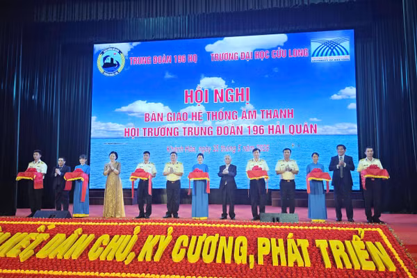 Nghi thức cắt băng khánh thành hệ thống thiết bị âm thanh.