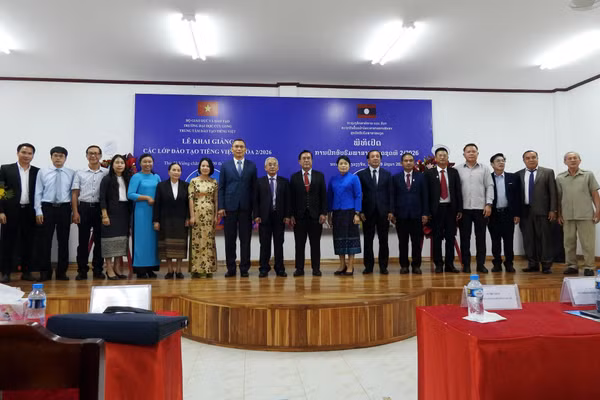 Đại biểu tham dự lễ khai giảng.
