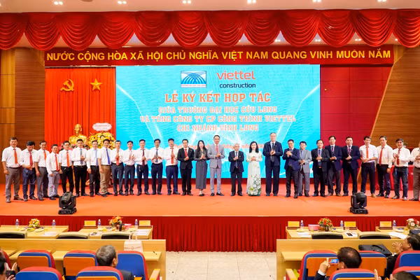 Đại biểu chụp ảnh lưu niệm tại lễ ký kết hợp tác.