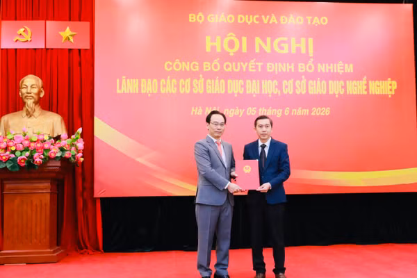 Bộ trưởng Bộ GD&ĐT Hoàng Minh Sơn trao Quyết định bổ nhiệm TS Trương Tấn Đạt, Bí thư Đảng ủy Trường Đại học Đồng Tháp giữ chức vụ Hiệu trưởng Trường Đại học Đồng Tháp.