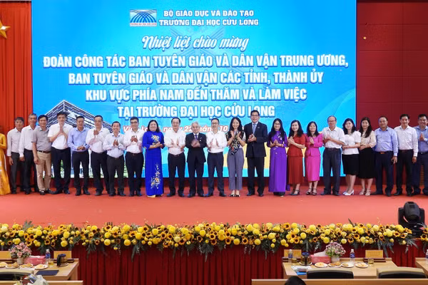 Đoàn khảo sát mô hình đổi mới sáng tạo và các giải pháp công nghệ có giá trị ứng dụng tại Trường ĐH Cửu Long.