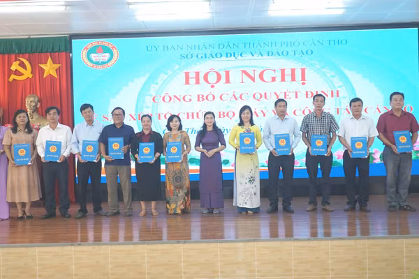 Bà Trần Thị Huyền, Giám đốc Sở GD&ĐT TP Cần Thơ trao quyết định về công tác cán bộ.