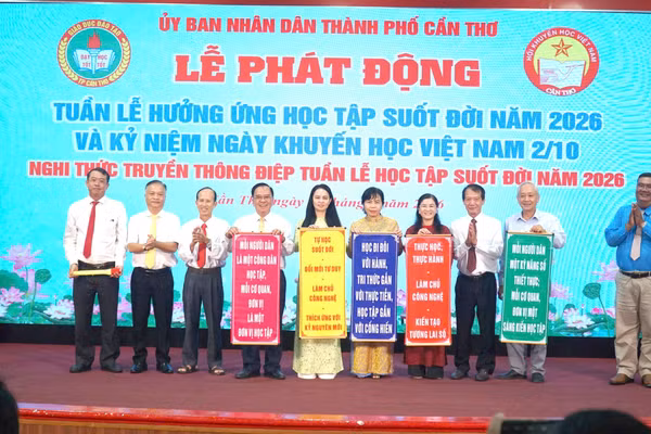 Đại biểu thực hiện nghi thức truyền thông điệp Tuần lễ học tập suốt đời năm 2026.