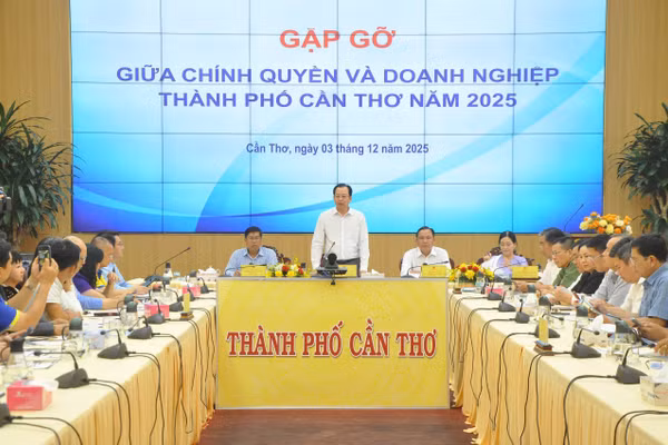 Ông Vương Quốc Nam, Phó Chủ tịch UBND TP Cần Thơ, phát biểu tại buổi gặp gỡ giữa chính quyền và doanh nghiệp năm 2025.