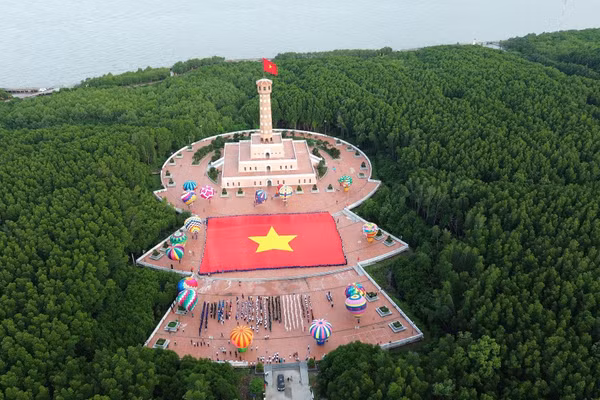 Lá cờ hơn 2.000m2 đạt Kỷ lục Việt Nam.