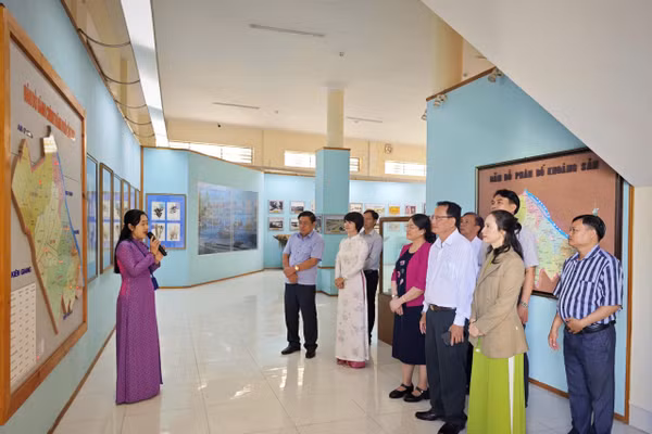 Chi bộ Văn phòng Sở GD&ĐT TP Cần Thơ sinh hoạt và báo cáo chuyên đề - về nguồn tại Bảo tàng TP Cần Thơ.